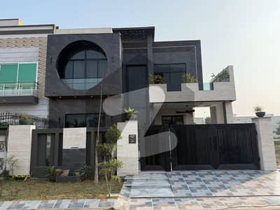 10 Marla Modern House Quality Construction Available For Sale !