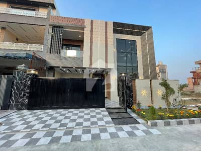 A Spacious Prime Location 10 Marla House In Bismillah Housing Scheme