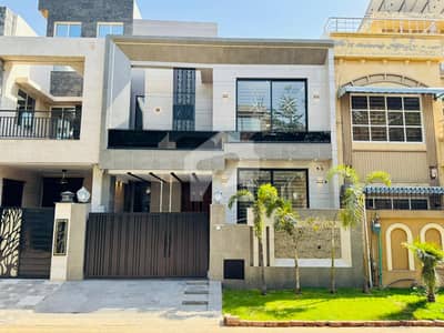 7 Marla Ultra Modern House Available for Sale in Lake City