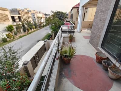 ڈی ایچ اے فیز 8 سابقہ ایئر ایوینیو ڈی ایچ اے فیز 8,ڈی ایچ اے ڈیفینس,لاہور میں 5 کمروں کا 10 مرلہ مکان 4.25 کروڑ میں برائے فروخت۔