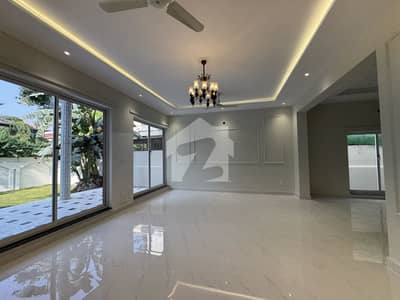 F10 BEAUTIFUL HOUSE MODREN DESIGN SPECIOUS WASHROOMS EXCELLENT LOCATION BIG GREEN LAWN CLOSE END STREET FULLY RENOVATED HOUSE
