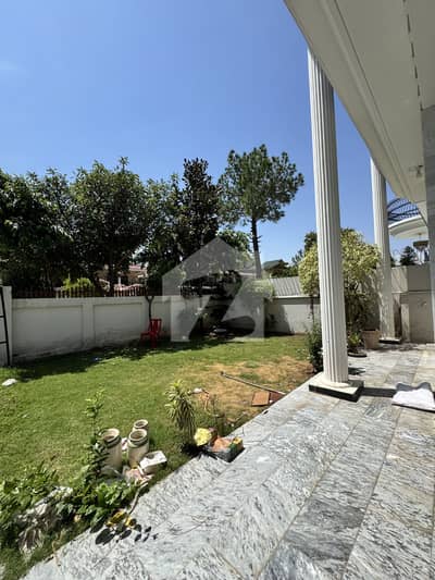 F10 555 Square yard Excellent And Modern Tile Floor House Top Location Modern Fitting And Fixtures Beautiful Green Lawn