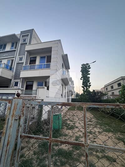CORNER SUNFACE TRIPLE STOREY OWNER BUILT HOUSE FOR SALE