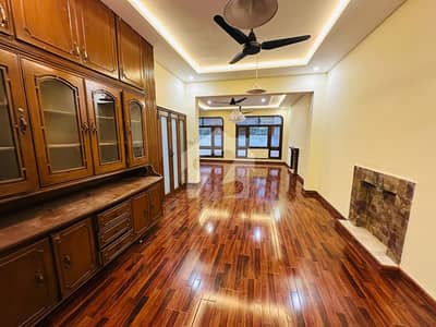 F10 DOUBLE STOERY HOUSE 5 BEDS SERVANT QUARTER TOP LOCATION BEAUTIFUL STREET