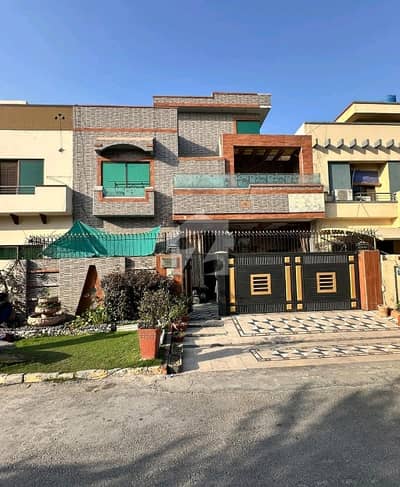 Prime Location 10 Marla House For sale In Gujranwala