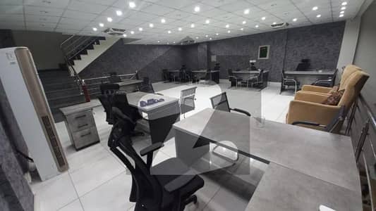جوہر ٹاؤن لاہور میں 1 کنال Studio عمارت 9.0 لاکھ میں کرایہ پر دستیاب ہے۔