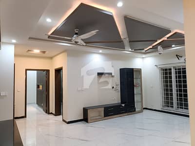 1 Kanal Beautiful Upper Portion Available For Rent
