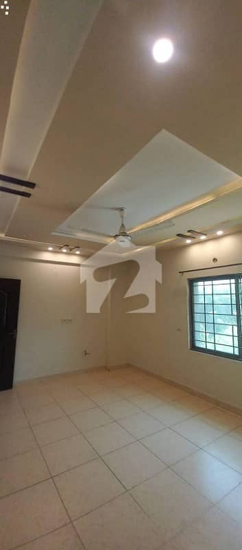 10 MARLA 3 BEDROOM APARTMENT AVAILABLE FOR RENT
