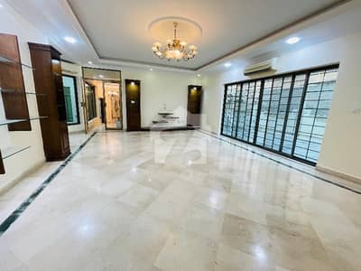 ایف ۔ 8 اسلام آباد میں 6 کمروں کا 2 کنال مکان 9.5 لاکھ میں کرایہ پر دستیاب ہے۔