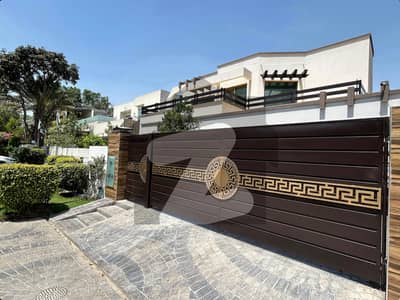 1 KANAL ELEGANT SUPER HOT LOCATED RENOVATED BUNGALOW IS AVAILABLE IN THE BEST BLOCK OF DHA LAHORE.
