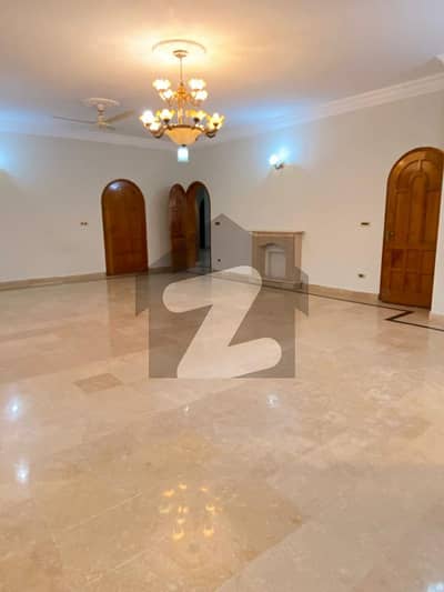 جی ۔ 11 اسلام آباد میں 4 کمروں کا 2 کنال مکان 2.8 لاکھ میں کرایہ پر دستیاب ہے۔