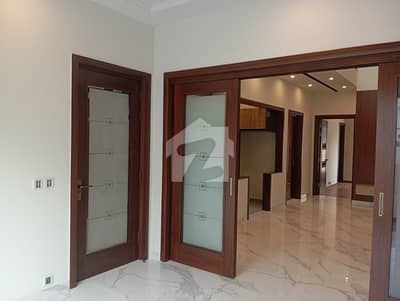 10 MARLA BRAND NEW ULTRA MODERN HOUSE AVAIABLE FOR SALE