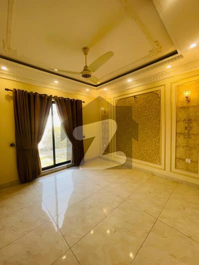 LUXURY HOUSE AT OUTSTANDING LOCATION NEAR TO PARK AND COMMERCIAL MARKET FOR RENT