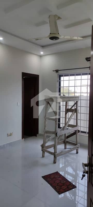brand New 10 Marla portion available for rent in reasonable price and prime location Bahria Enclave Islamabad Man intrence man gard 2 mint draving