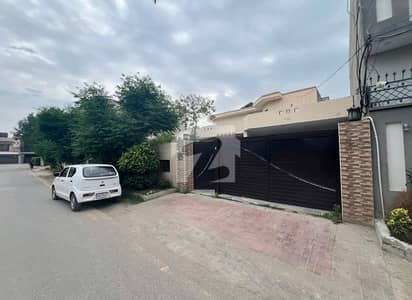 سفاری ٹاؤن بوسان روڈ,ملتان میں 6 کمروں کا 1 کنال مکان 6.5 کروڑ میں برائے فروخت۔