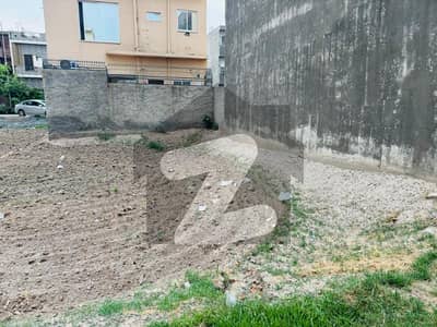 10 Marla Full Paid Plot For Sale On 40 Ft Road - Crystal Block