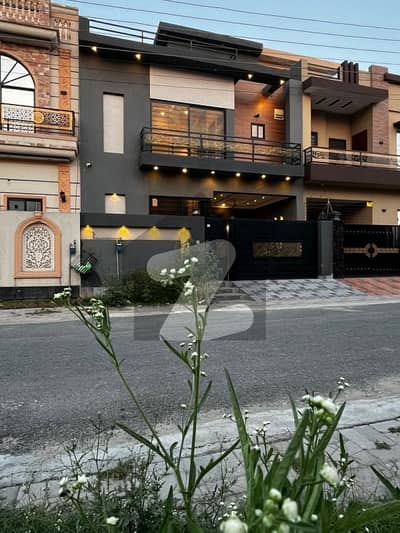 Central Park  A 1 Block 5 Marla Modern Design House 1 Year Use Most Beautiful And Good Looking  Glass Available For Sale
