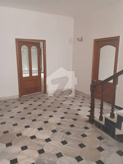 I-8/3 NEAR TO KACHNAR PARK INDEPENDENT 1 KANAL TRIPLE STOREY HOUSE 5 BEDROOMS SERVENT GREEN LAWN 4 CAR PARKING 300K