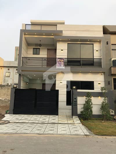 5 Marla Brand New Modern Design Lavish House For Sale In Park View City Lahore | For Discounted Price And Original Pictures Download The App "Signature Lands".