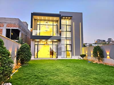 Luxurious 18 Marla House For Sale With Decorated Lawn