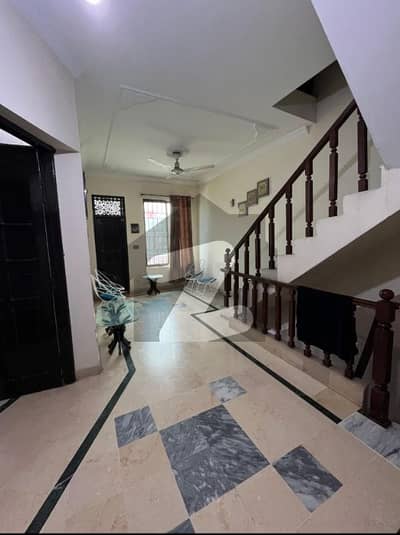 جی ۔ 13 اسلام آباد میں 4 کمروں کا 4 مرلہ مکان 3.25 کروڑ میں برائے فروخت۔