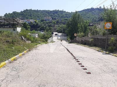بنی گالہ اسلام آباد میں 1 کنال رہائشی پلاٹ 2.4 کروڑ میں برائے فروخت۔