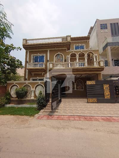 جوبلی ٹاؤن ۔ بلاک ڈی جوبلی ٹاؤن,لاہور میں 7 کمروں کا 10 مرلہ مکان 3.5 کروڑ میں برائے فروخت۔
