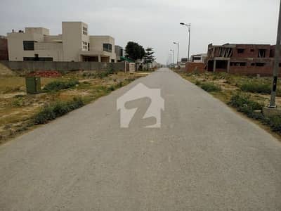 ڈی ایچ اے فیز 7 - بلاک وائے فیز 7,ڈیفنس (ڈی ایچ اے),لاہور میں 1 کنال رہائشی پلاٹ 3.75 کروڑ میں برائے فروخت۔