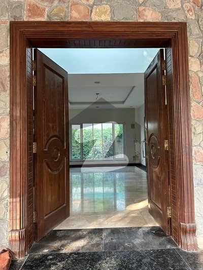 1000 Sqy Luxury House With Extra Land And Sun-Facing Corner