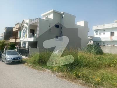 Lop Clear Plot in street 33 At Prime Location Of Jinnah Gardens