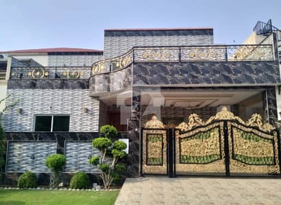 عسکری 10 - سیکٹر بی عسکری 10,عسکری,لاہور میں 5 کمروں کا 13 مرلہ مکان 2.5 لاکھ میں کرایہ پر دستیاب ہے۔