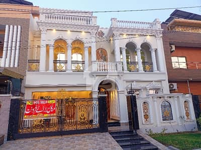 جوبلی ٹاؤن لاہور میں 6 کمروں کا 10 مرلہ مکان 4.1 کروڑ میں برائے فروخت۔