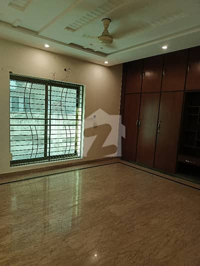 10 Marla House Located At Model Town Link Road