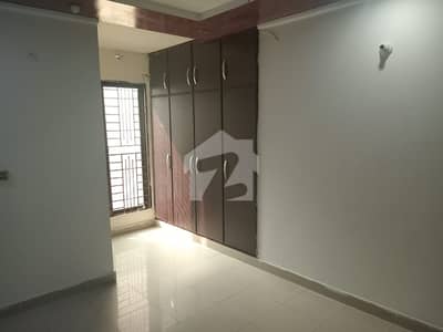 10 MARLA BEAUTIFUL UPPER PORTION FOR RENT