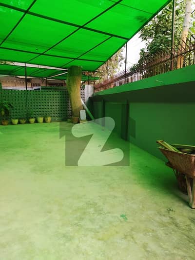 Prime Commercial Opportunity: Spacious 600 Sq Yard Bungalow