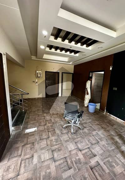 Commercial Building For Rent On Shaheed-E-Millat Road | 200 Sq. Yards