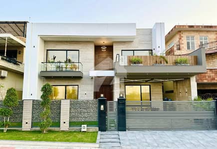 1 Kanal Elegant Design Bungalow Up For Sale