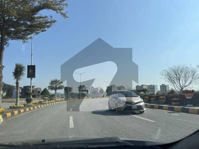 8 Marla Ideal Location Plot For Sale