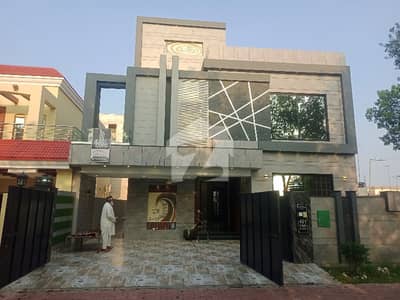 بحریہ ٹاؤن جاسمین بلاک بحریہ ٹاؤن سیکٹر سی,بحریہ ٹاؤن,لاہور میں 5 کمروں کا 10 مرلہ مکان 5.25 کروڑ میں برائے فروخت۔