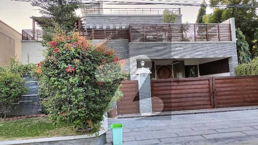 6 BED DD CORNER 500 SQ YARDS HOUSE FOR SALE