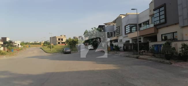 بحریہ ٹاؤن فیز 8 ۔ اویس بلاک بحریہ ٹاؤن فیز 8,بحریہ ٹاؤن راولپنڈی,راولپنڈی میں 8 مرلہ رہائشی پلاٹ 1.05 کروڑ میں برائے فروخت۔