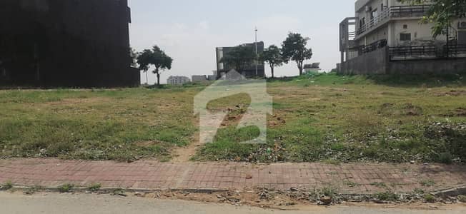 بحریہ ٹاؤن فیز 8 ۔ بلاک ای بحریہ ٹاؤن فیز 8,بحریہ ٹاؤن راولپنڈی,راولپنڈی میں 10 مرلہ رہائشی پلاٹ 1.25 کروڑ میں برائے فروخت۔