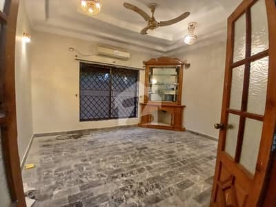 بنی گالہ اسلام آباد میں 4 کمروں کا 1 کنال مکان 1.7 لاکھ میں کرایہ پر دستیاب ہے۔