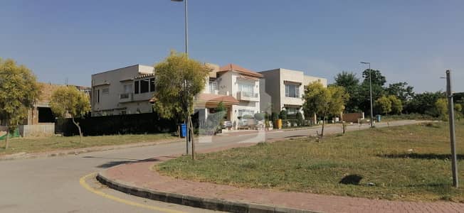 29 MARLA CORNER HEIGHTED PLOT FOR SALE IN   GARDEN CITY ZONE 1