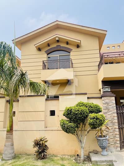 17 Marla Good Condition House Next To Corner For Sale