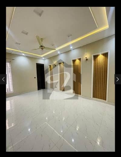 1 KANAL BEAUTIFUL UPPER PORTION AVAILABLE FOR RENT IN NESPAK PH 2 IN A VERY HOT LOCATION IN LAHORE