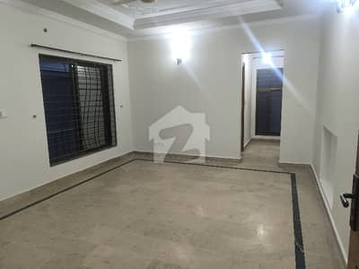 3 Bedrooms & 3 Bathrooms DD TV Lounge Kitchen