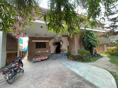 One Kanal Used Modern Design Bungalow For Sale At Prime Location Of DHA Lahore Near To Park & Commercial Market