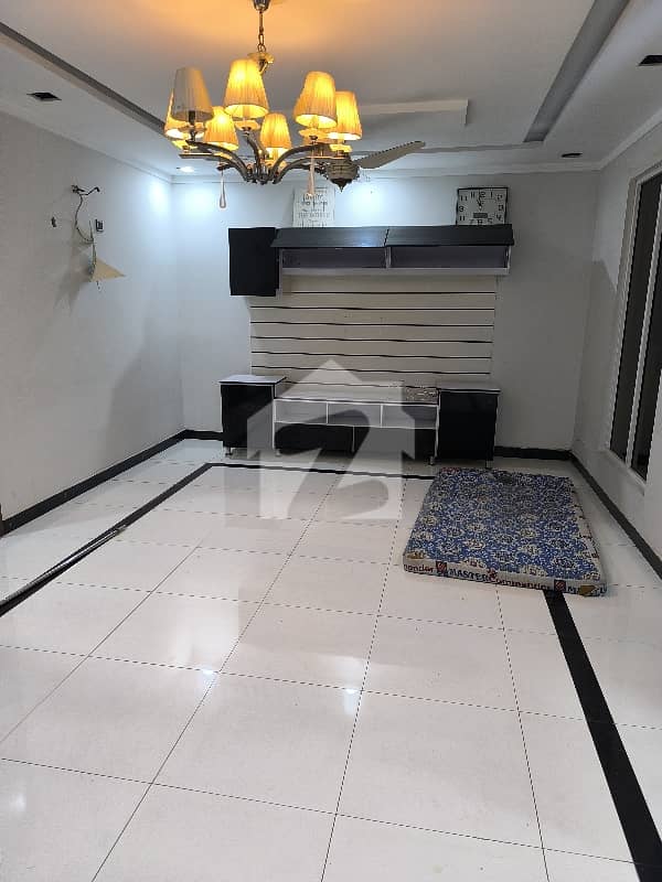 2 Bedrooms & 3 Bathrooms TV Lounge & Kitchen 2 Bedrooms & 3 Bathrooms TV Lounge & Kitchen