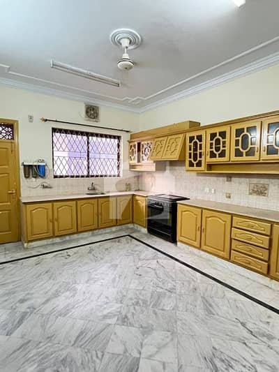 ایف ۔ 11 اسلام آباد میں 6 کمروں کا 1 کنال مکان 5.0 لاکھ میں کرایہ پر دستیاب ہے۔